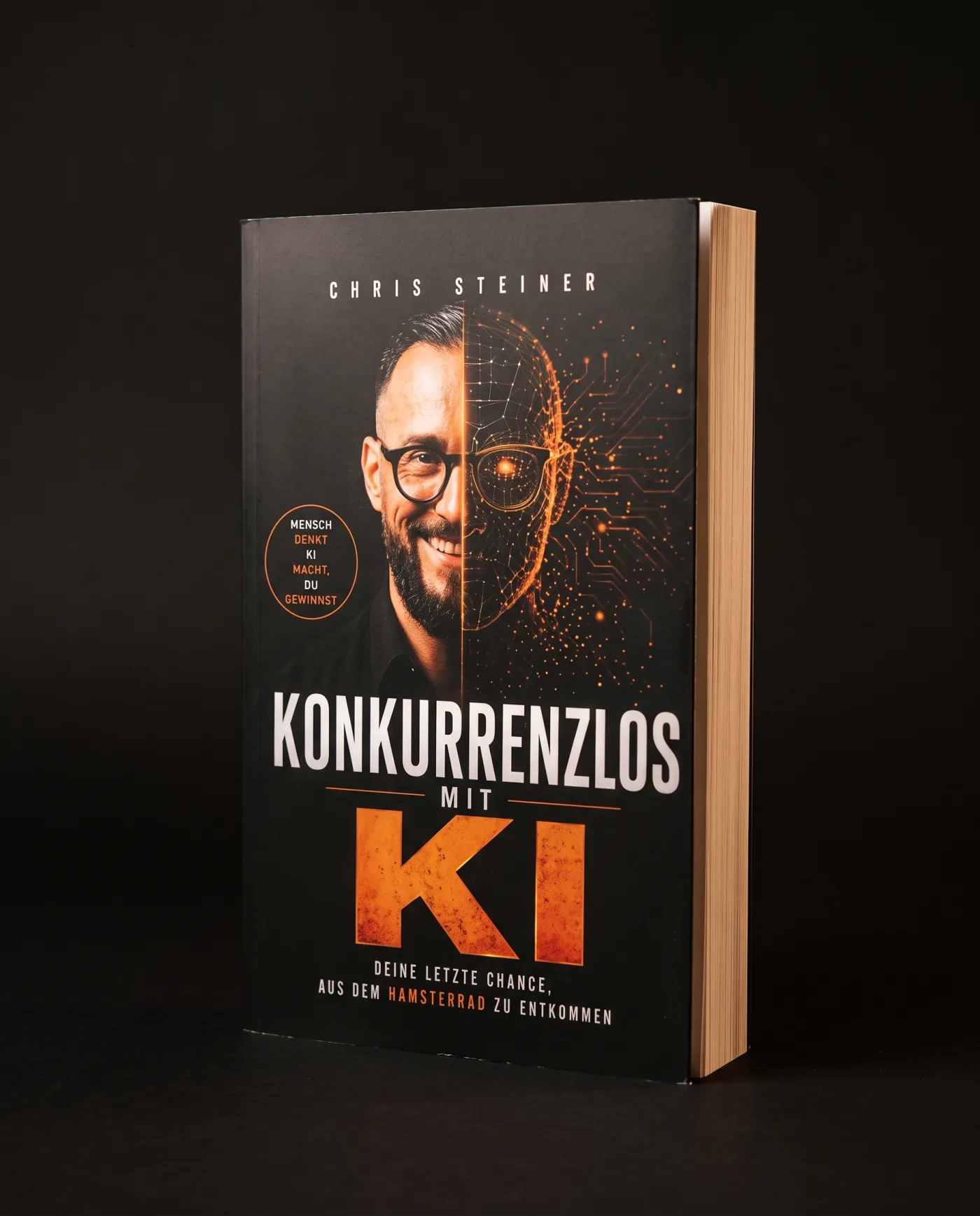 Das Buch „Konkurrenzlos mit KI“ hochkant vor dunklem Grund, der Buchblock ist zu sehen.
