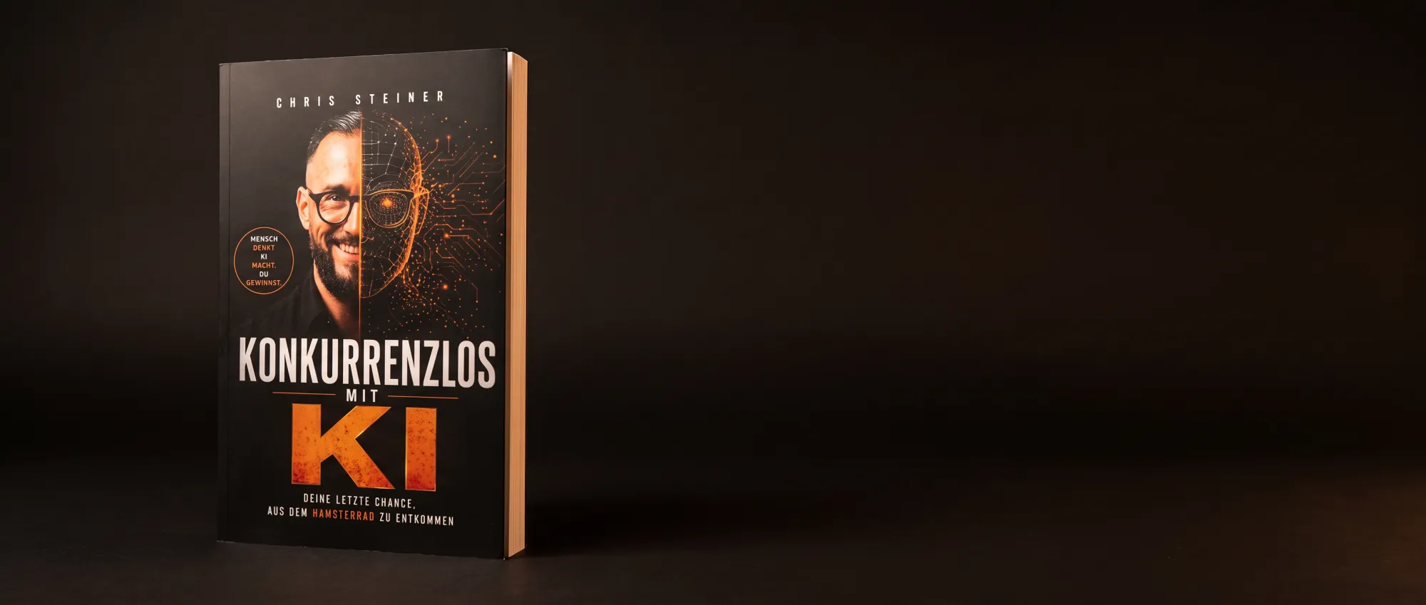 Das Buch „Konkurrenzlos mit KI“ gross im linken Bilddrittel, rechts eine dunkle Fläche.