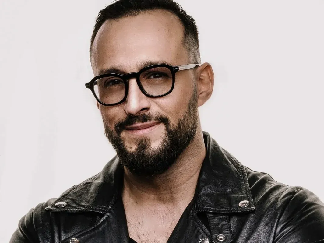 Chris Steiner im Porträt, Brille und Lederjacke.