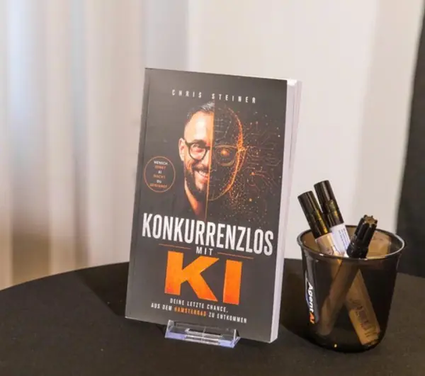 Das Buch steht aufgestellt auf einem Schreibtisch.