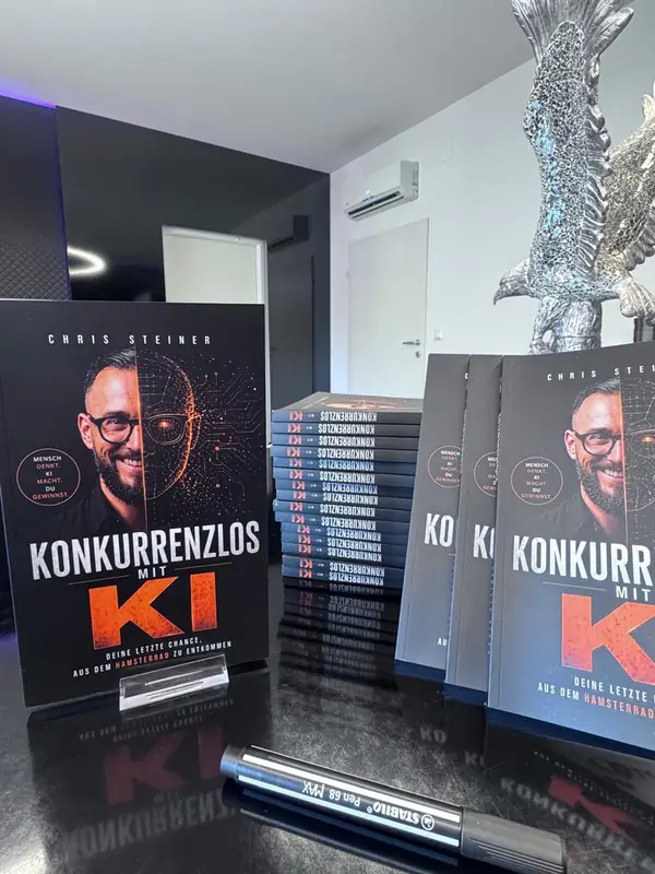 Ein Stapel gedruckter Exemplare des Buchs.